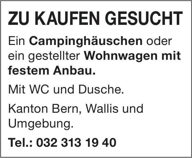 Campinghäuschen oder ein gestellter Wohnwagen mit festem Anbau