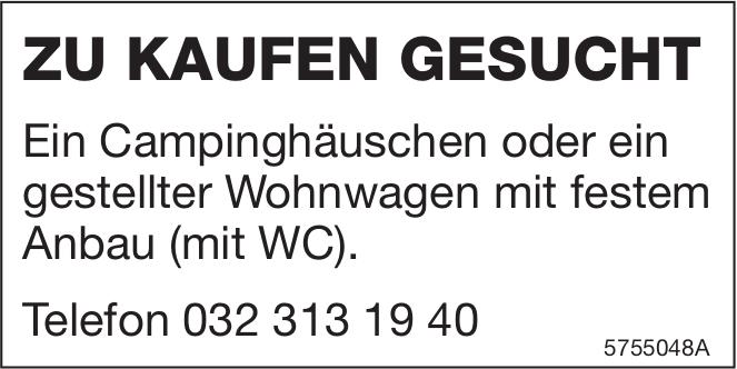 Ein Campinghäuschen oder ein gestellter Wohnwagen mit festem Anbau (mit WC).
